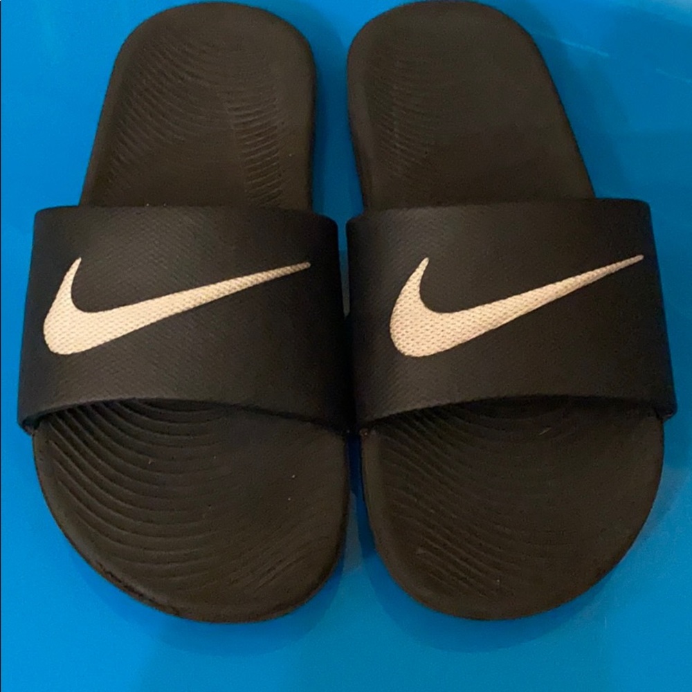 Nike kids size 4 slides-black
